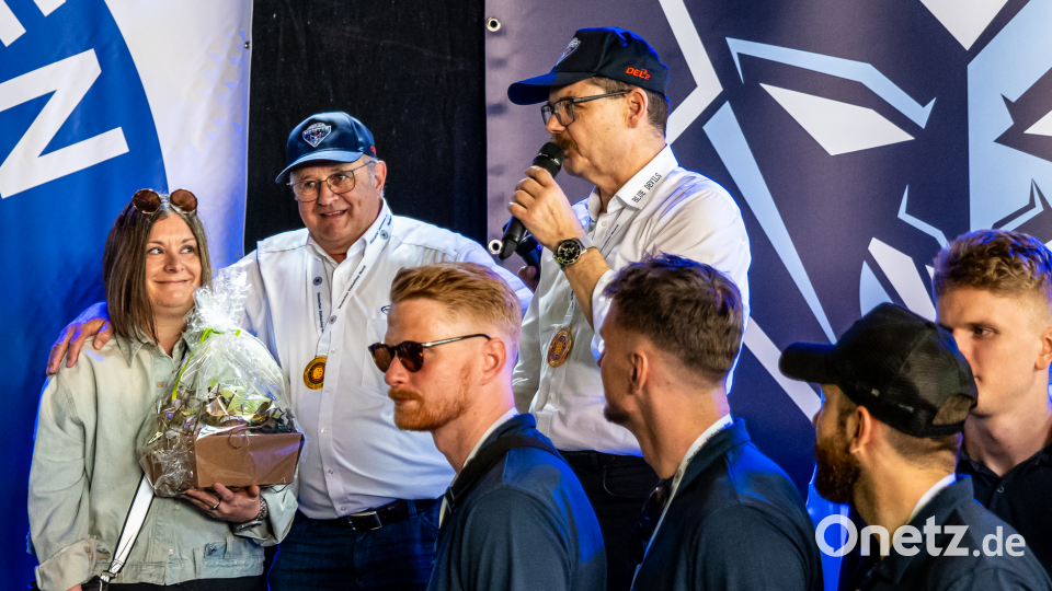 Auch die Spieler verabschieden Alexandra Schröpf. Vorne von links: Marius Schmidt, Adam Schusser, Marco Wölfl, Neal Samanski. Bild: Elke Englmaier/exb