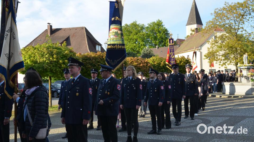 Die sieben Ortsfeuerwehren der Großgemeinde Vohenstrauß trafen sich am Samstagabend zum Florianstag in der katholischen Stadtpfarrkirche, nachdem sie vom Rathaus aus, mit den Bürgermeistern, Stadträten und allen voran, der Jugendkapelle Roggenstein vom Rathausvorplatz zum Gotteshaus marschiert waren. Bild: dob