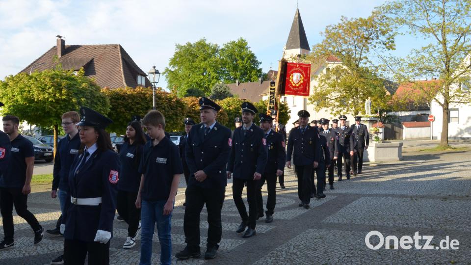 Die sieben Ortsfeuerwehren der Großgemeinde Vohenstrauß treffen sich am Samstagabend zum Florianstag in der katholischen Stadtpfarrkirche, nachdem sie vom Rathaus aus, mit den Bürgermeistern, Stadträten und allen voran, der Jugendkapelle Roggenstein vom Rathausvorplatz zum Gotteshaus marschiert sind. Bild: dob