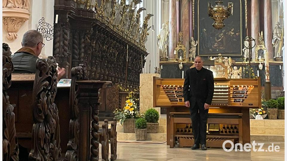 Der renommierte Organist Christian Brembeck gab ein Orgelkonzert in der Stiftsbasilika Waldsassen. Bild: Andreas Sagstetter/exb