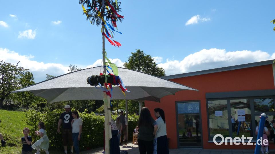 Stolz steht der Maibaum des Kinderhauses im Außenbereich, die Kinder Mütter haben sich wesentlich daran beteiligt Bild: hme