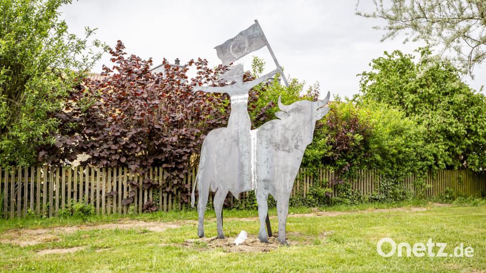 Wo einst Angela Merkel vor dem Tempel-Museum hoch zu Ross saß, reitet jetzt Hans Lankes´&quot;glückliche Europa&quot; auf dem Stier. Bild: Marcus Rebmann/exb
