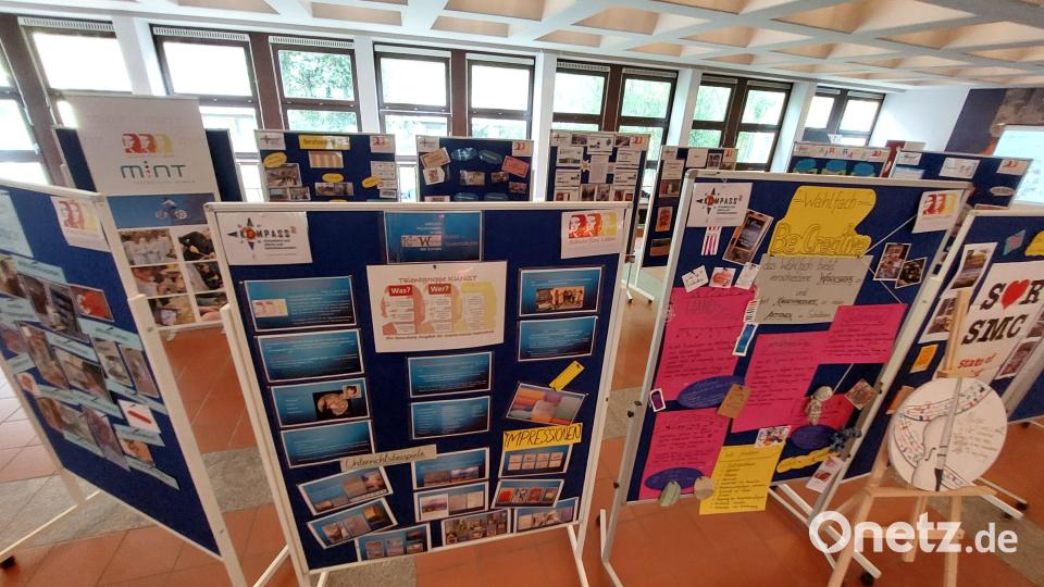 Eine Ausstellung unterstreicht die vielfältigen Möglichkeiten an der Realschule. Bild: Kunz