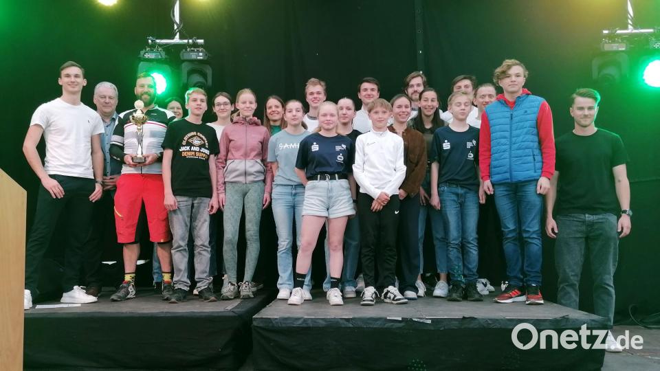 Einen Pokal gab es auch für das Gregor-Mendel-Gymnasium Amberg. Es hatte drei Teams am Start. Mehr als jede andere Schule. Bild: mzi