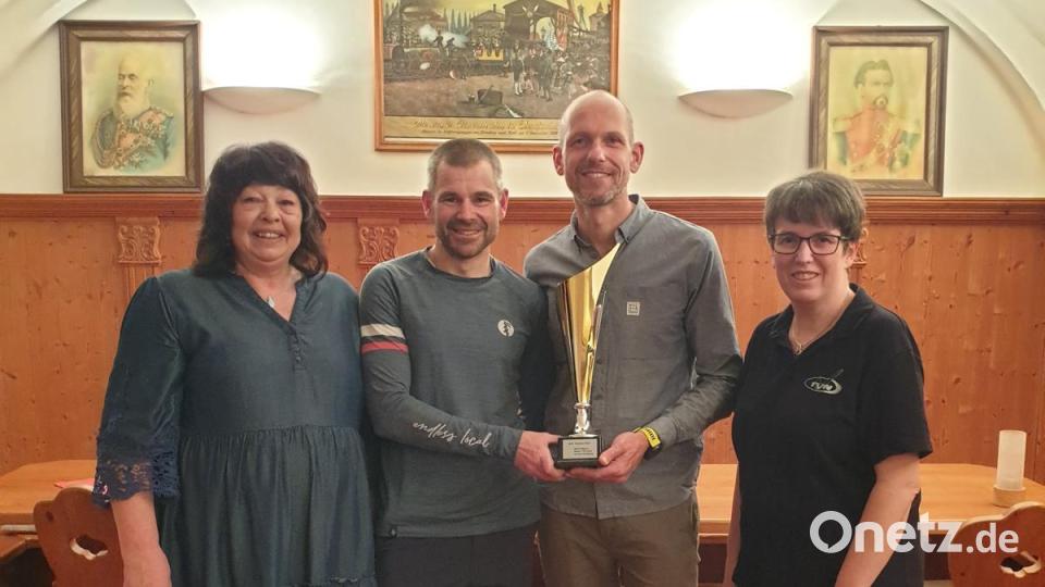 Mit dem Karl-Queitsch-Pokal geehrt wurden dieses Jahr die Roth-Triathlon-Finisher Wolfgang Achatz, Marco Männl und Christian Bauer (von links). Silvia Stark (links) gratulierte. Bild: Turnverein Waldsassen/exb