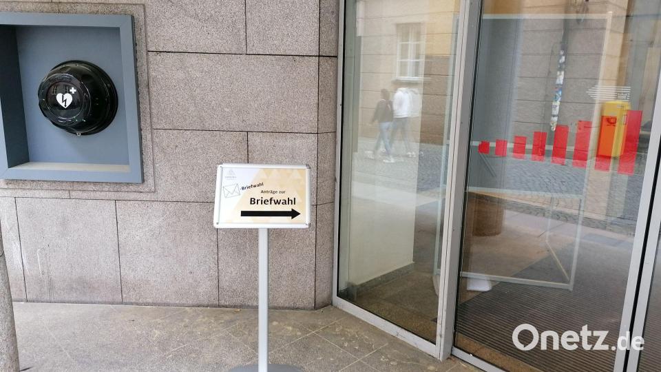 Der Eingang zum neuen Briefwahlbüro in der ehemaligen Sparkassen-Schalterhalle in der Herrnstraße in Amberg. Bild: Martin Schafbauer