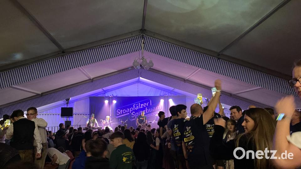 Zum Auftakt des Jubiläumswochenendes geht mit den &quot;Stoapfälzer Spitzbuam&quot; die Post ab. Bild: bk