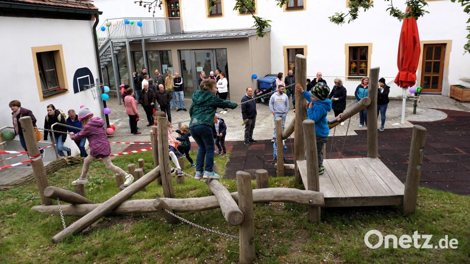 Die Kinder probierten die neuen Spielgeräte gleich aus. Bild: tra