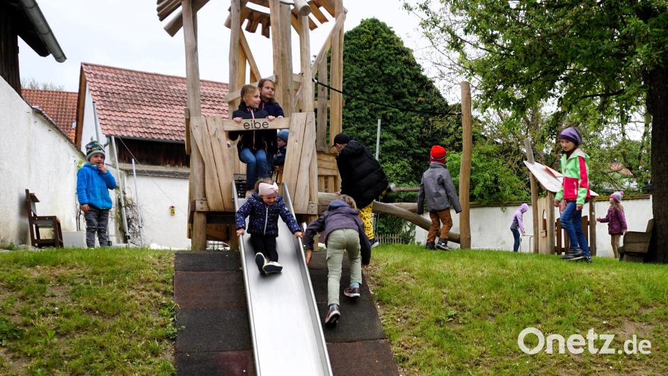 Die Kinder probierten die neuen Spielgeräte natürlich gleich aus. Bild: tra