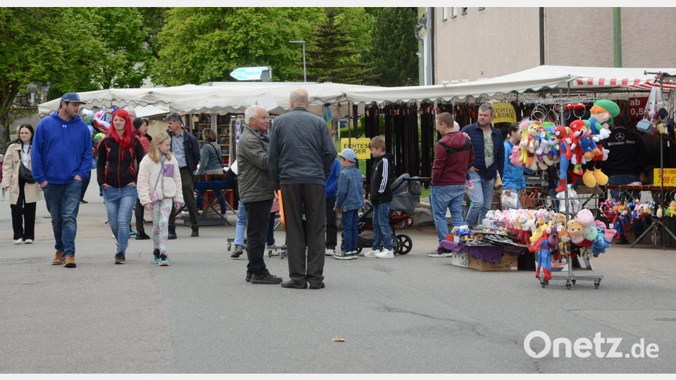 Die Stände der Fieranten sind mit vielen Lücken über den Marktplatz verteilt. Bild: bey