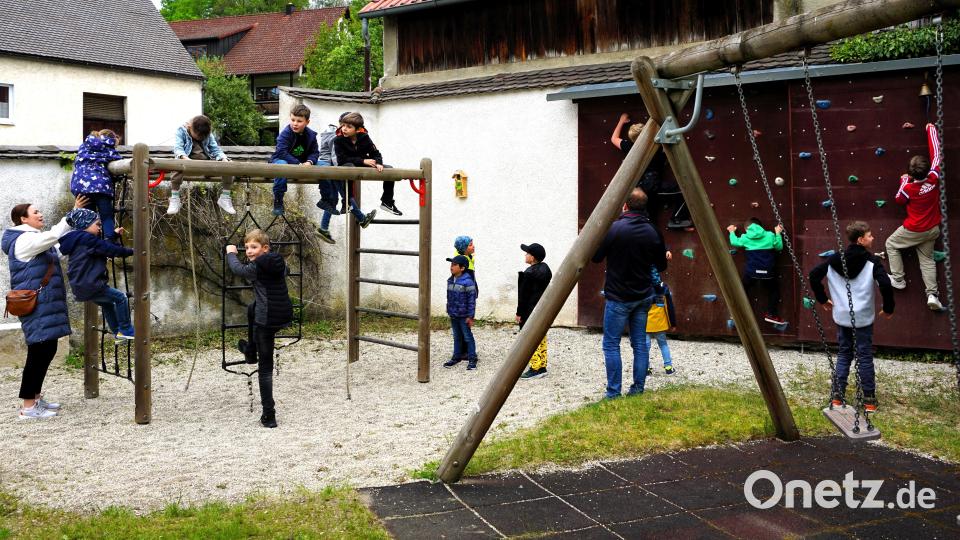 Die Kinder probierten die neuen Spielgeräte gleich aus. Bild: tra