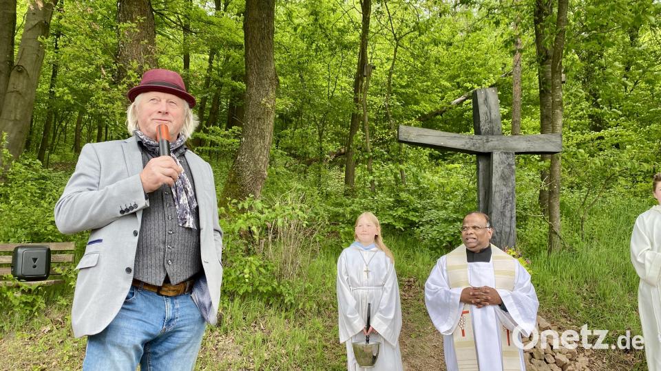 Holzbildhauer Michael Lauss (links) sagte: &quot;Hier küsst der Bayerische Wald die Oberpfalz&quot;. Bild: gri