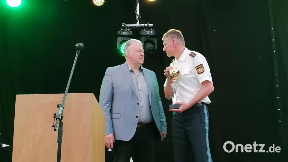 Die VII. Abteilung der Bereitschaftspolizei stellte die meisten Teams. Neun an der Zahl. Leitender Polizeidirektor Matthias Messer (rechts) nahm den Pokal entgegen. Bild: mzi