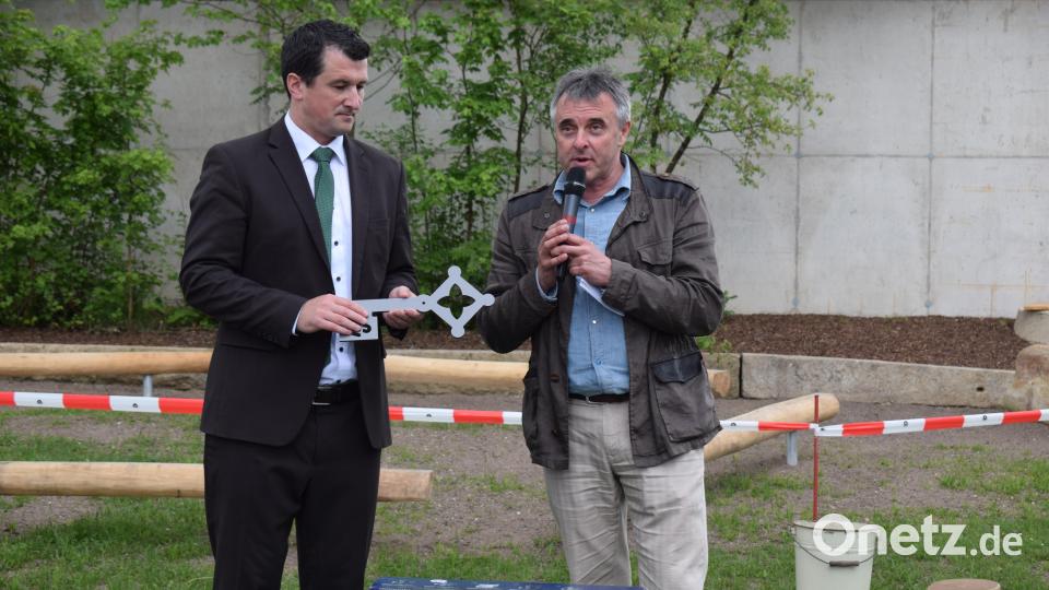 Architekt Christian Schönberger (rechts) übergibt symbolisch den Schlüssel an Bürgermeister Martin Schwandner. Bild: bnr