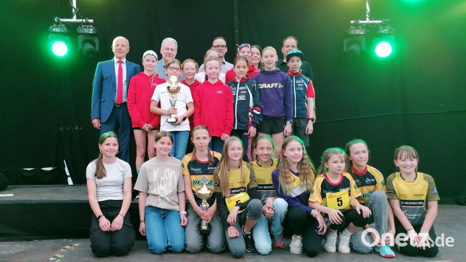 Über Pokale freuten sich auch die beiden jüngsten Mannschaften: RSC Neukirchen Mädchen (vorne) und SC Monte Kaolino Jugend (hinten). Bild: mzi