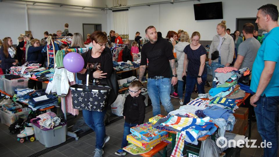 Dichtes Gedränge herrscht beim Flohmarkt „Alles rund ums Kind“ des neu gegründeten Kinder- und Jugendfördervereins in Irchenrieth. Bild: Gruber/exb