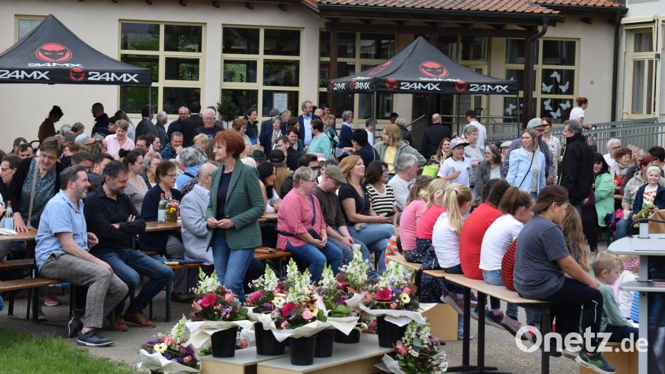 Zum Tag der offenen Tür strömen die Besucher in Scharen in das Landkinderhaus Trausnitz. Bild: bnr