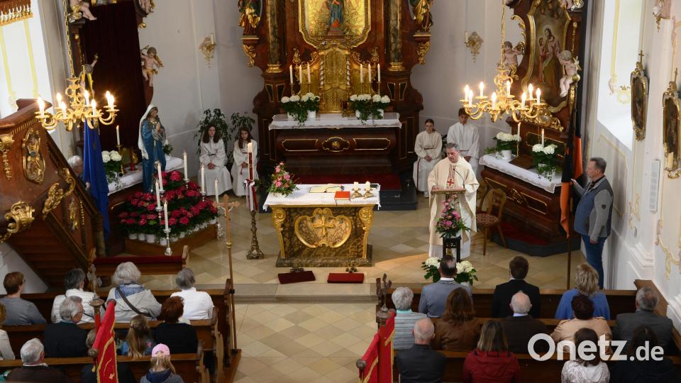 Pater Thomas Mühlberger hielt die Ansprache zum Kreuzbergfest am Sonntag. Aufgrund der unsicheren Wetterlage in der Kreuzbergkirche selbst. Bild: bey