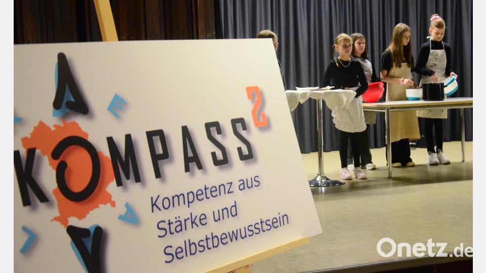 Die Sophie-Scholl-Realschule ist auch eine &quot;gesunde Schule&quot;. Das zeigen die Schülerinnen auf der Bühne. Bild: Kunz