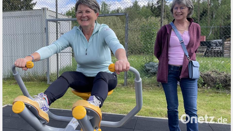 Seniorenbeauftragte Erika Urban leitet eine mutige Seniorin beim Ausprobieren eines Fitness-Geräts an. Bild: Krones