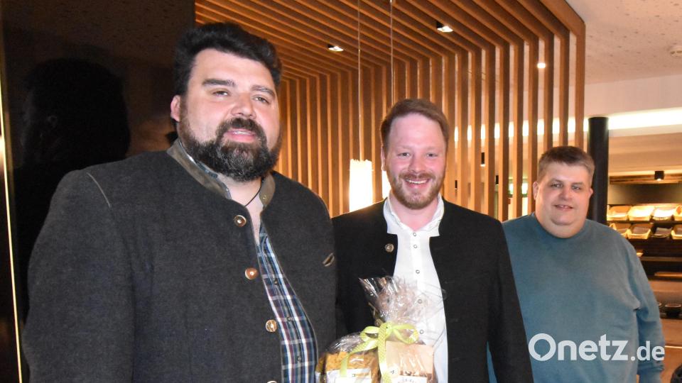 Ortsvorsitzender Henner Wasmuth (Mitte) bedankte sich gemeinsam mit Bürgermeister Dieter Dehling, mit einem Präsentkorb,, für den Besuch des neuen Bürgermeisters von Sulzbach-Rosenberg Stefan Frank bei der Jahreshauptversammlung des CSU-Ortsverbands Illschwang. Bild: no