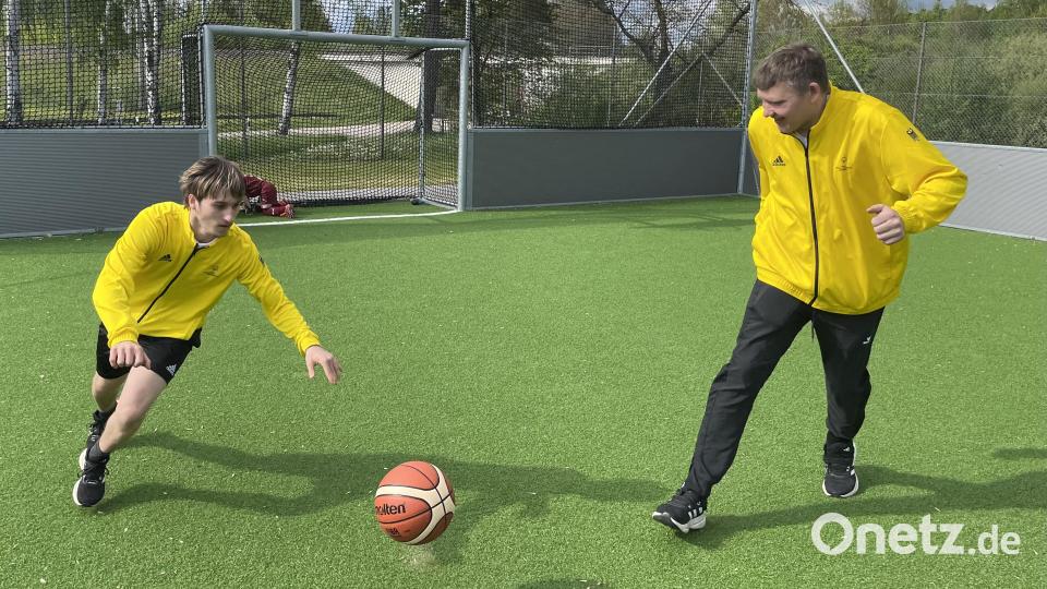 Die Bronzemedaillengewinner im Basketball bei den Special Olympic Games 2023 in Berlin, Sandro Lobenhofer und Josef Dobmeier, demonstrierten auf dem neuen Multifunktionsfeld ihr Können. Bild: Krones