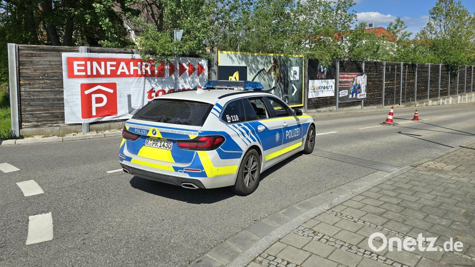 Ein Polizeiauto steht in der Zufahrt zur Tiefgarage eines Baumarkts, wo am Vormittag die Leiche einer Frau im Kofferraum eines Autos gefunden worden ist. Bild: picture alliance/dpa/vifogra | Moller-Schuh