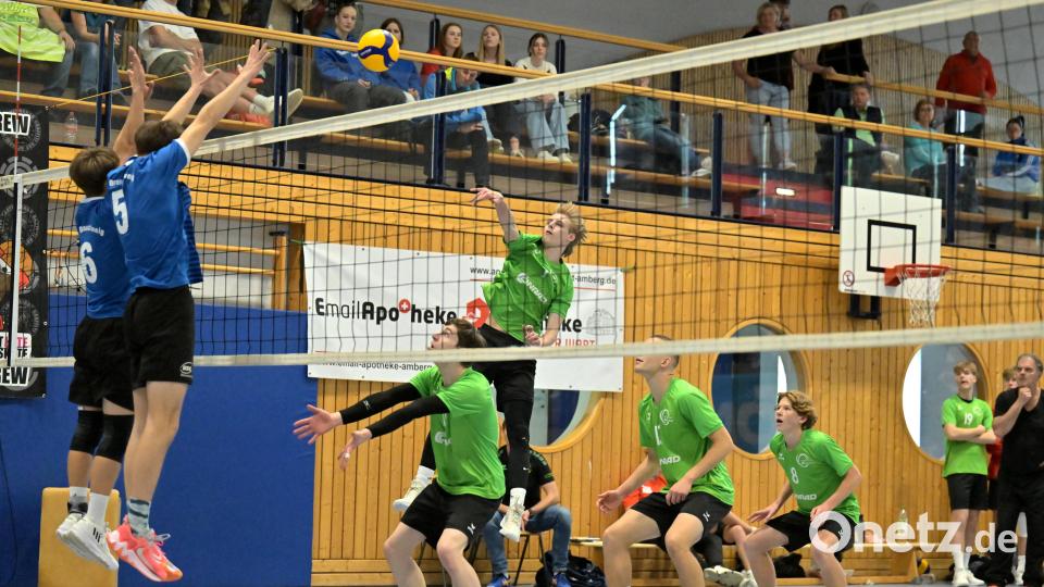 Die U18-Mannschaft des VC DJK Amberg (grüne Trikots) musste sich trotz manch spektakulären Punktgewinns mit dem letzten Platz bei der deutschen Meisterschaft zufriedengeben. Bild: Hubert Ziegler