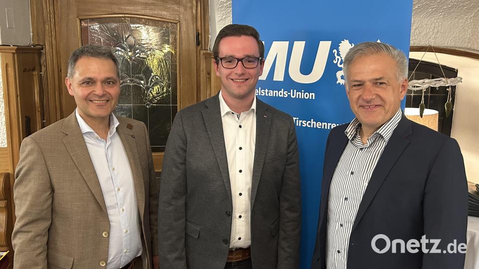 Leonhard Zintl (links) bleibt Vorsitzender der Mittelstandsunion im Landkreis Tirschenreuth. Zur Wahl gratulierten Landrat Roland Grillmeier (rechts) und Europawahl-Kandidat Adrian Käs. Bild: Mittelstandsunion/exb