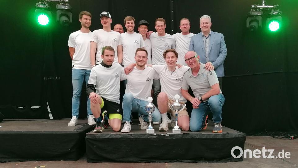 Bei den Männern siegte der SC Monte Kaolino Hirschau 1. Vorne von links: Alexander Rosner, Jonathan Epp, Jonas Mendl, Erich Dömel (Streckenchef). Hintere Reihe von links: Jonas Schröter, Moritz Bauroth, Jakob Lauerer, Tobias Loos, Stefan Falk, Wolfgang Grabinger, Landrat Richard Reisinger. Es fehlen Jonas Siegel und Marco Nanka. Bild: mzi