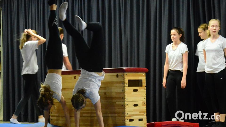 Schülerinnen der Theatergruppe führen die pädagogische Arbeit an der Schule auf. Bild: Kunz