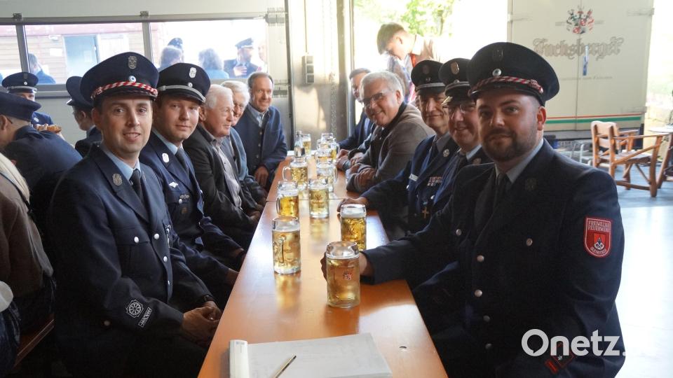 Über die große Beteiligung am Florianstag freuen sich (von links) Vorsitzender Thomas Zinkl, Kommandant Benjamin Schwarz, Bürgermeister Johann Wilhelm, Pfarrer Georg Hartl, Bürgermeister Josef Pretzl sowie (von rechts) Stellvertretender Vorsitzender Lukas Geyer, Kkreisbrandmeister Günther Ponnath, Stellvertretender Kommandant Christian Wilhelm und Bürgermeister Richard Tischler. Bild: wel