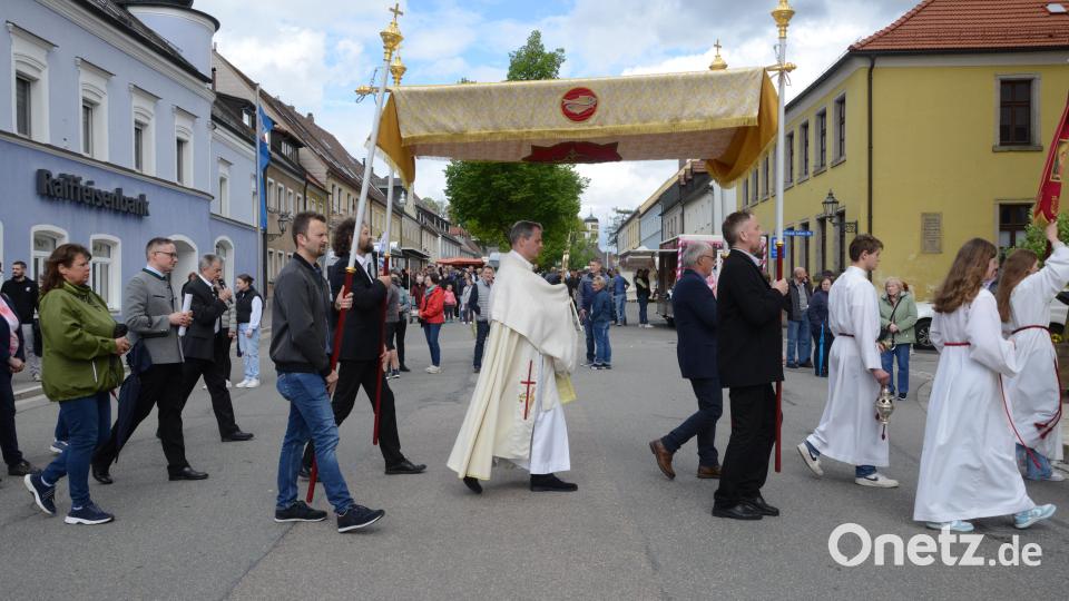 In der Prozession am Nachmittag wird das Allerheiligste wieder in die Stadtpfarrkirche zurückgebracht. Bild: bey