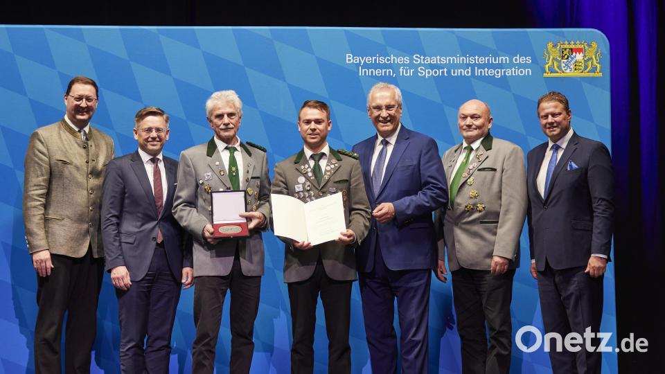 Bei der Übergabe der Sportplakette waren (von links) Landesschützenmeister Christian Kühn, Landtagsabgeordneter Tobias Reis, Ehrenmitglied Albert Fischer, Schatzmeister Karl Krasser, Staatsminister Joachim Herrmann, Zweiter Sportleiter Bernhard Friedl und Bürgermeister Stefan Grillmeier dabei. Bild: Bayerisches Innenministerium/Christine Blei/exb
