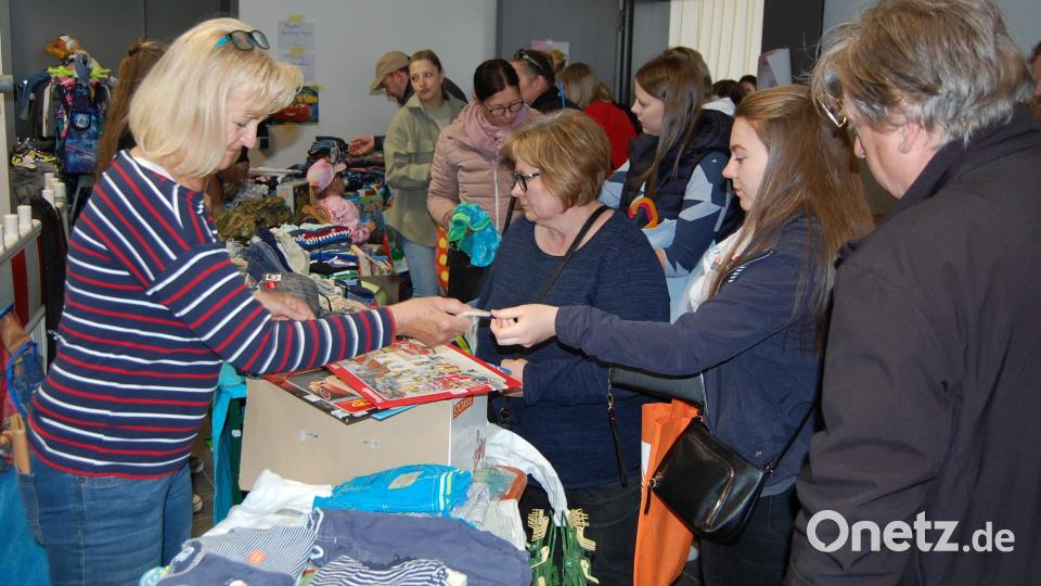 Dichtes Gedränge herrschte beim Flohmarkt „Alles rund ums Kind“ des neugegründeten Kinder- und Jugendfördervereins an über 40 Tischen, ein neuer Rekord, der die Beliebtheit dieser Aktion zeigt. Bild: Gruber/exb
