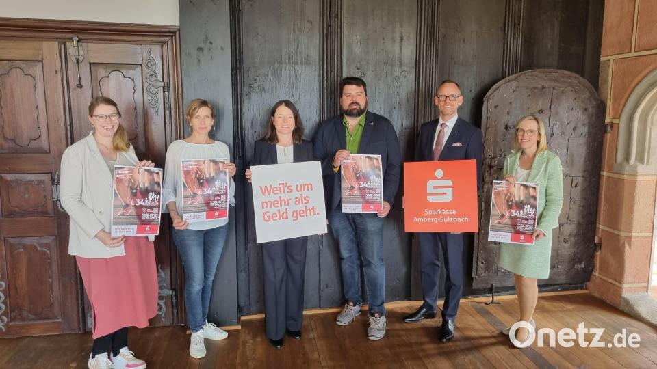 Vorstellung des Stadtlaufes mit (von links) Nina Mutzbauer (Kulturamt), Angela Thar (Leitung Kulturamt), Sonja Kalb (Vorstandsmitglied Sparkasse Amberg-Sulzbach), Thomas Pickel (Vorstandsvorsitzender Sparkasse Amberg-Sulzbach), Stefan Frank (Erster Bürgermeister Sulzbach-Rosenberg), Kathrin Schmidt (Pressesprecherin Sparkasse Amberg-Sulzbach). Bild: Richard Tobies/exb