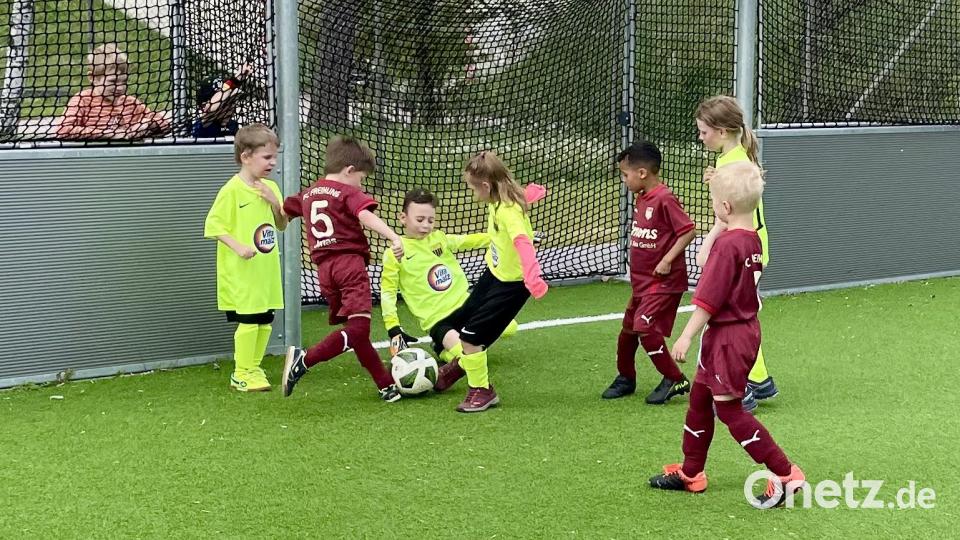 Auf dem neuen Soccer-Feld lieferten sich die Kinder packende Spiele. Bild: Krones