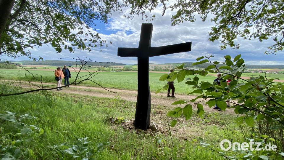 Der Künstler lebt in Wegscheid im Bayerischen Wald und hat das Kreuz extra für Etsdorf entworfen. Bild: gri