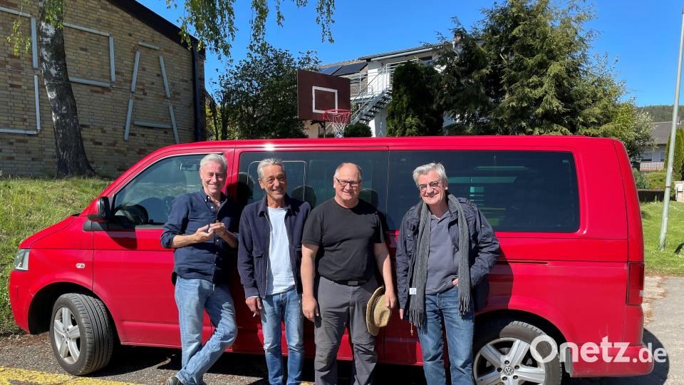 Gernstl unterwegs - auch in Etsdorf. Der Dokumentarfilmer Franz Xaver Gernstl (rechts) zeigt seinen Beitrag über Tempelmuseum, Asphaltkapelle und Kreuze-Weg in der Weihnachtszeit. Bild: gri