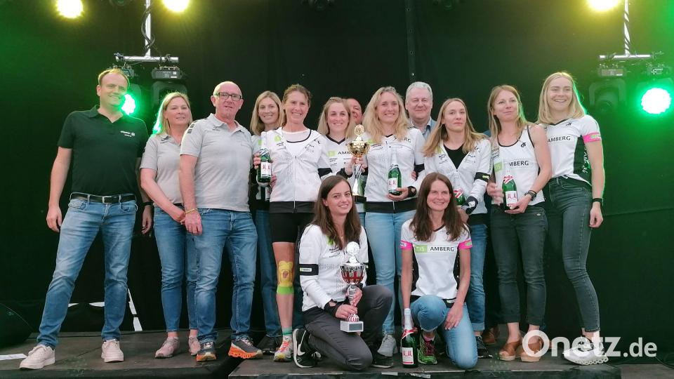 Für die CIS-Damen aus Amberg war es der 30. Titel in Serie. Vorne von links: Kerstin Weiß und Silke Fersch. Hintere Reihe von links: Frank Sperber (Sponsor Elasto), Stephanie Winter (Sportförderung), Erich Dömel, Claudia Stobitzer, Gabi Keck, Laura Biehler, Claudia Mai, Landrat Richard Reisinger, Heike Uhl, Simone Dehling, Katharina Nübler. Es fehlen Tamara Zeltner und Marina Windisch. Bild: mzi
