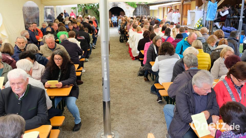 Oberbibrachs Alter Schulhof war der ideale Platz für das Zusammenrücken der Gläubigen aus den Gemeinden Schlammersdorf, Speinshart und Vorbach Bild: do