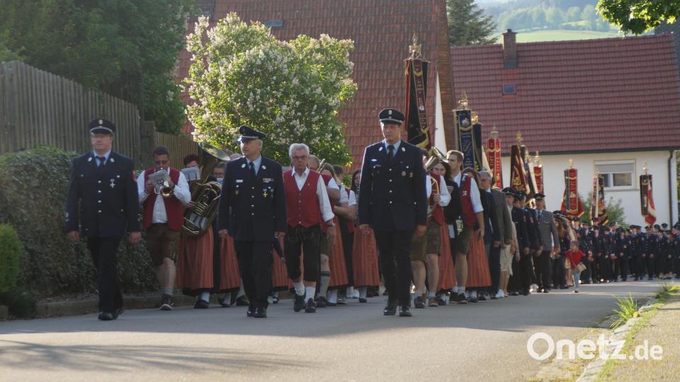 Angeführt von der Blaskapelle marschieren zahlreiche Feuerwehrmitglieder aus den Gemeinden Guteneck, Pfreimd und Gleiritsch zum Florianstag in die Festhalle. Bild: wel