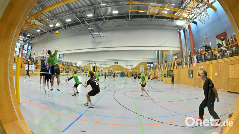 Netzangriff durch Lionel Schaller vom VC Amberg im Spiel gegen Braunschweig. Bild: Hubert Ziegler