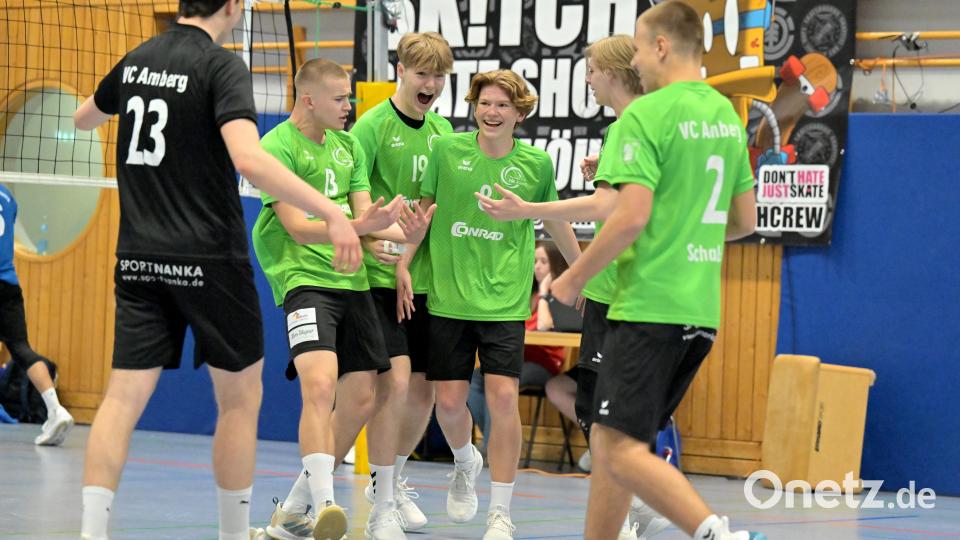 Freude über einen Punktgewinn bei de Volleyballern des VC Amberg. Bild: Hubert Ziegler
