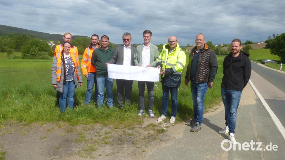 Informierten über die Baumaßnahme: (von links) Bauingenieur Jan Dietl, Projektleiterin Jana Kiehnscherf, Andreas Held von der Bauaufsicht, Straßenmeister Michael Pfistermeister, Neunburgs Bürgermeister Martin Birner, Bauoberrat Björn Letz (Staatliches Bauamt Amberg-Sulzbach), Schwarzhofens Bürgermeister Maximilian Beer, Firmeninhaber Helmut Seebauer und sein Bauleiter Matthias Vogl. Bild: mad