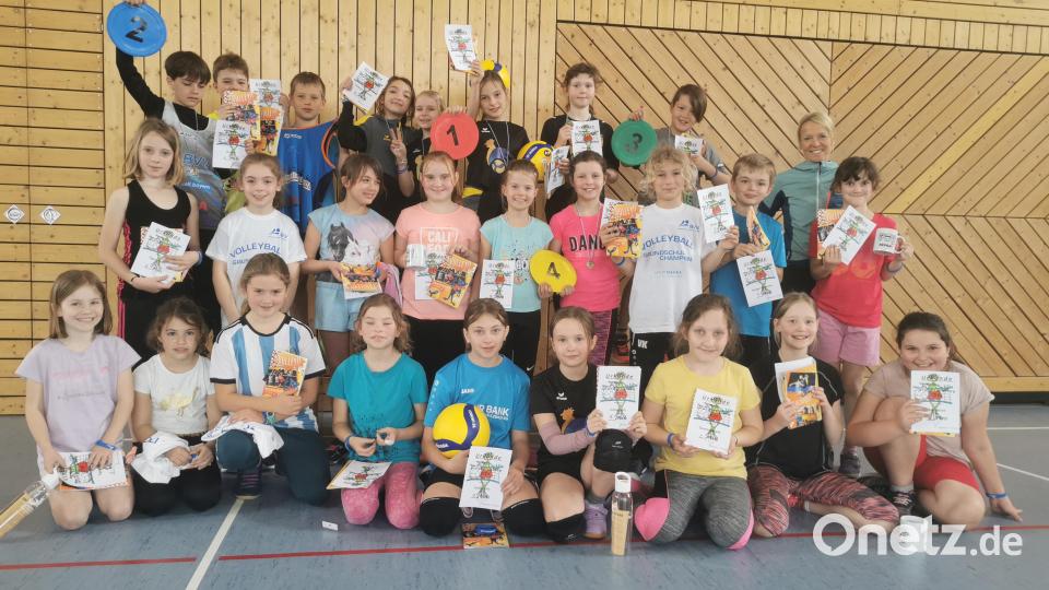 Alle Mädchen und Buben hatten bei den Volleyballspielen ihren Spaß. Bild: Elisabeth Lederer/exb