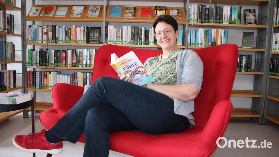 Wie Doris Baumann einfach mal in Ruhe in einem guten Buch schmökern. Das geht nach dem Umbau prima in der Stadtbücherei St. Michael. Bild: sne