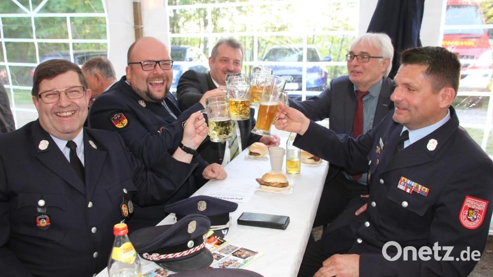 Nach dem offiziellen Teil in gemütlicher Runde: (von links) Der Vorsitzende der Feuerwehr Gaisthal, Alois Sorgenfrei, Kommandant Johannes Gillitzer, Bürgermeister Reinhard Kreuzer, zweiter Bürgermeister Andreas Hopfner und Kreisbrandmeister Andreas Brandstätter. Bild: frd