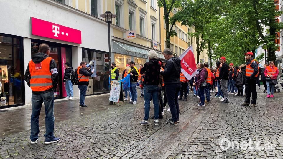 Der Demozug der Telekom-Beschäftigten in der Max-Reger-Straße. Bild: Schönhofen