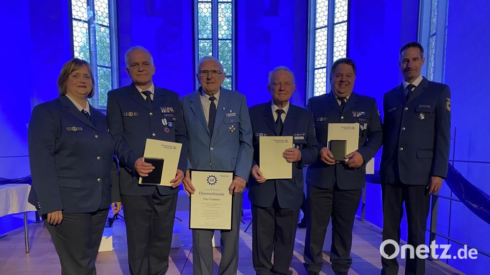 Gruppenbild mit den Geehrten: (von links) Petra Gärtner (Leiterin der Regionalstelle Schwandorf), Dietmar Bleistein (Ortsbeauftragter THW Nabburg), Otto Trautner, Friedrich Kristel und Michael Kleierl (alle THW Nabburg sowie Tilman Gold (Vertreter des Landesverbandes). Bild: aub